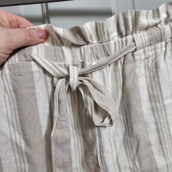 Torrid 5 Inch Pull-On Studio Luxe Ponte Mid-Rise Paperbag Waist Short - Picture 2 of 6